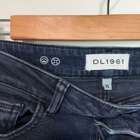 DL1961 Mara Instasculpt Mid Rise Straight Ankle Frayed Snap Jeans (A10) - Picture 9 of 11